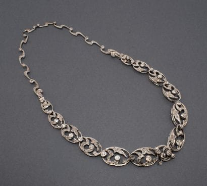 Convertible platinum necklace with a mascaron...