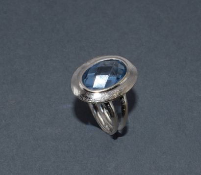 BAGUE en or blanc 18K (750/°°) centrée d’une...
