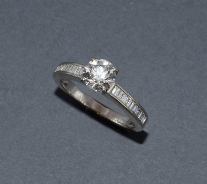 BAGUE SOLITAIRE or blanc 18K (750/°°) centrée...
