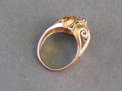 BAGUE DÔME en or jaune 18k (750/°°) à décor...