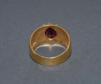 BAGUE JONC en or jaune 18K (750/°°) centrée...