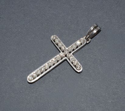 PENDENTIF CROIX en or blanc 18K (750/°°)...