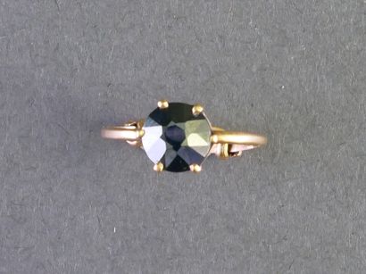 BAGUE ANCIENNE en or jaune 18k (750/°°) surmontée...