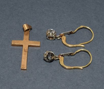 Set in 18K yellow gold (750/°°) consisting...