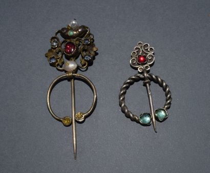 Lot de 2 FIBULES en argent (poinçon crabe)...