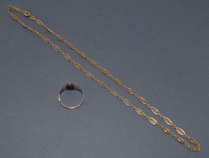 COLLIER en or jaune 18K (750/°°) maille filigrane,...