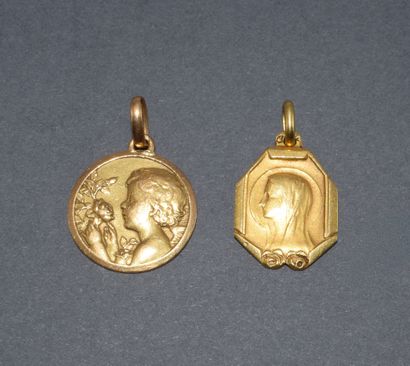 DEUX PENDENTIFS religieux en or jaune 18K...