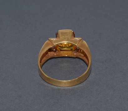 BAGUE en or jaune 18K (750/°°), centrée d’une...