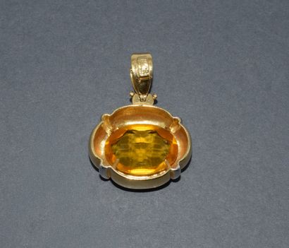 PENDENTIF en or jaune 18K (750/°°) centré...