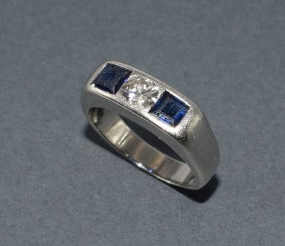 LITTLE FINGER RING in platinum, centered...