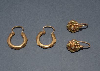 PAIR OF EARRINGS in 18K rose and green gold...
