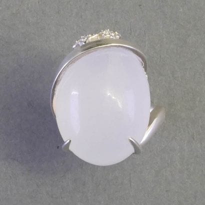 BAGUE en argent (min 800/°°) surmontée d'un...