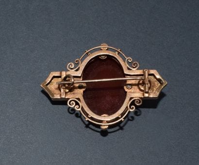 14k rose gold (585/°°) BROOCH featuring a...
