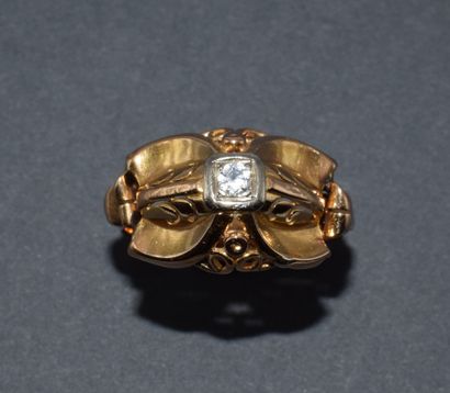 BAGUE en or jaune 18K (750/°°) stylisant...
