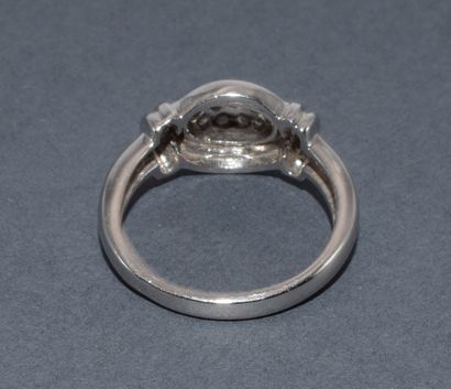 BAGUE JONC en or blanc 18K (750/°°) centrée...