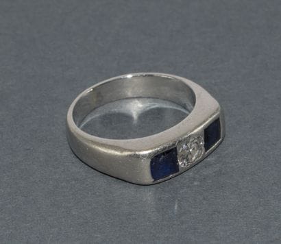 LITTLE FINGER RING in platinum, centered...