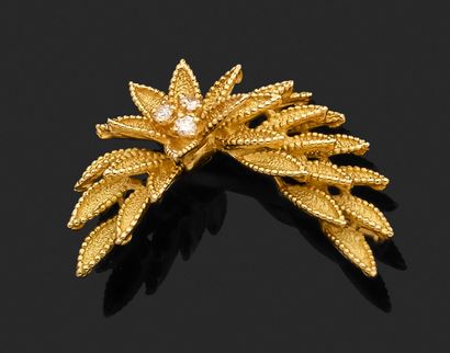 BROCHE en or jaune 18k (750/°°) stylisant...