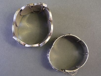 LOT DE DEUX BRACELETS en argent (min 800/°°)...