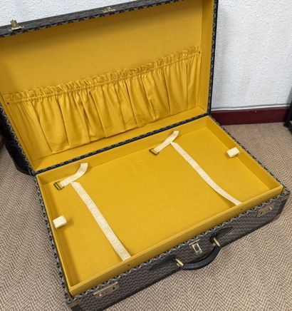 GOYARD Ainé
Large hard-shell suitcase.
Mustard-yellow...