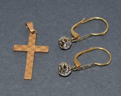 Set in 18K yellow gold (750/°°) consisting...