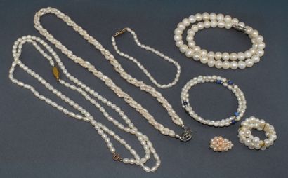 SET CONSISTING OF 4 NECKLACES, 2 BRACELETS,...