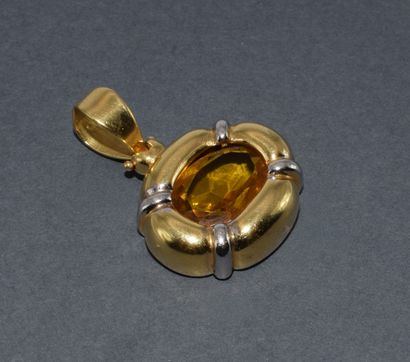 PENDENTIF en or jaune 18K (750/°°) centré...