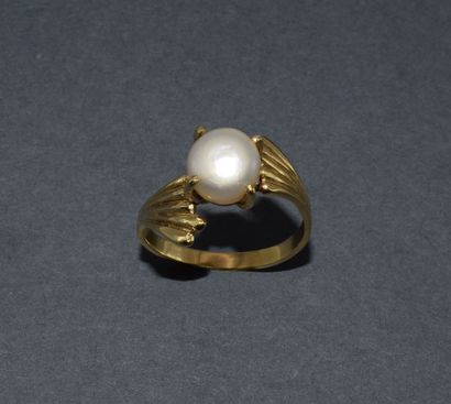 BAGUE en or jaune 18K (750/°°) centrée d’une...
