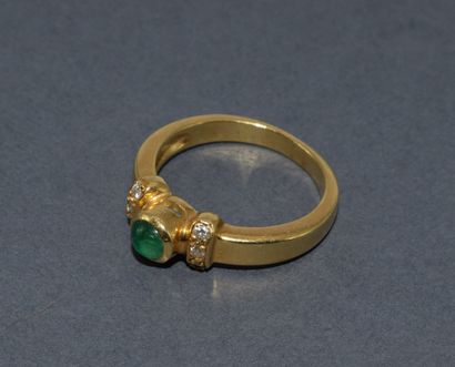 BAGUE JONC en or jaune 18K (750/°°) centrée...