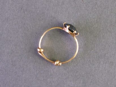 BAGUE ANCIENNE en or jaune 18k (750/°°) surmontée...