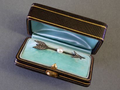 BROCHE en or 18k (750/°) et argent (min 800/°°)...