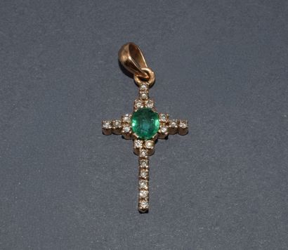 PENDENTIF CROIX en or jaune 18K (750/°°),...
