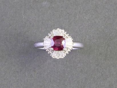 BAGUE JUPE en or blanc 18k (750/°°) ornée...