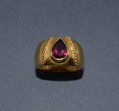 BAGUE JONC en or jaune 18K (750/°°) centrée...