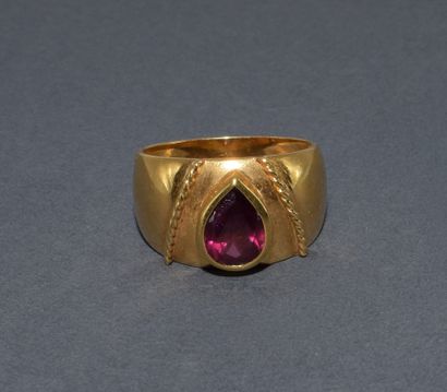 BAGUE JONC en or jaune 18K (750/°°) centrée...