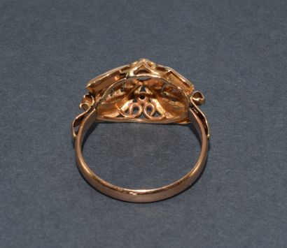 BAGUE en or jaune 18K (750/°°) stylisant...