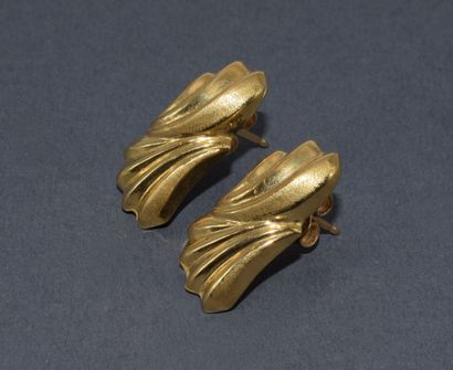 PAIRE DE BOUCLES D’OREILLES en or jaune 18K...