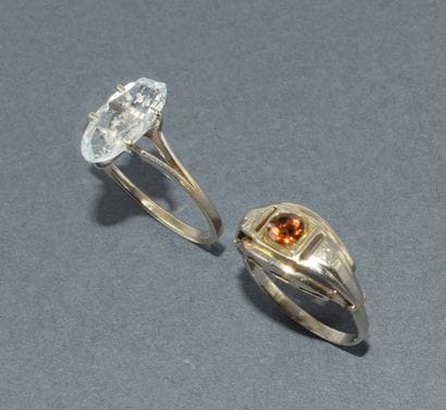 Lot of 2 RINGS in 18k (750/°°) white gold:
-...