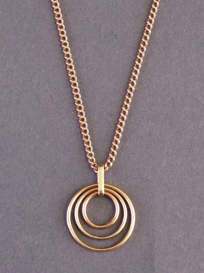 CHAINE ET PENDENTIF formé de cercles en or...