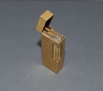 DUNHILL. Gold-plated lighter with a guilloché...