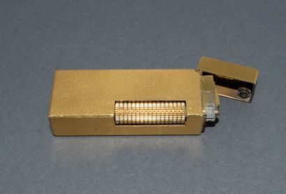 DUNHILL. Gold-plated lighter with a guilloché...