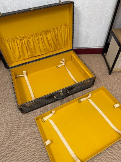GOYARD Ainé
Large hard-shell suitcase.
Mustard-yellow...
