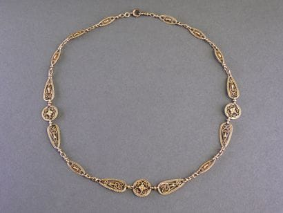 18k gold (750/°°) necklace with filigree...