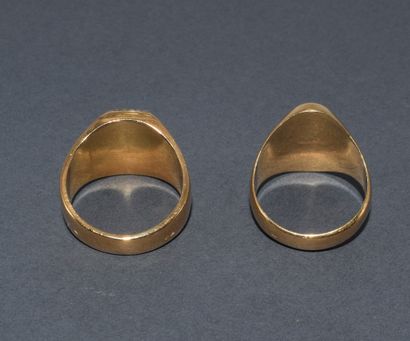 TWO SIGNET RINGS in 18K yellow gold (750/°°),...