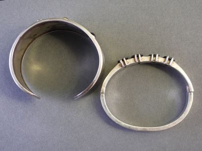 LOT DE 2 BRACELETS composé de :
- BRACELET...