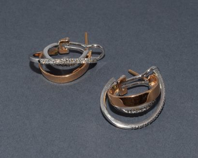 PAIRE DE BOUCLES D'OREILLES en or rose et...