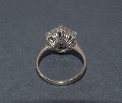BAGUE MARGUERITE en or blanc 18K (750/°°)...