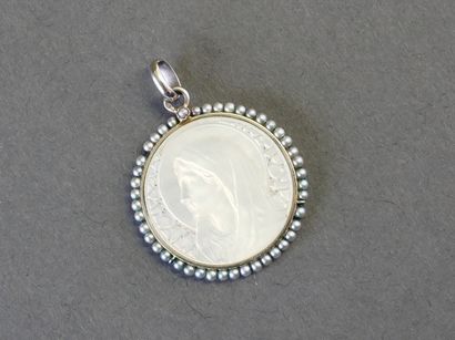 PENDENTIF rond en or gris 18k (750/°°) serti...