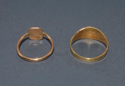 TWO SIGNET RINGS in 18K yellow gold (750/°°),...