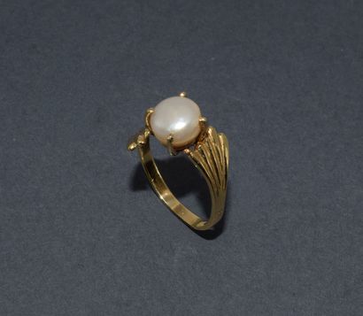 BAGUE en or jaune 18K (750/°°) centrée d’une...