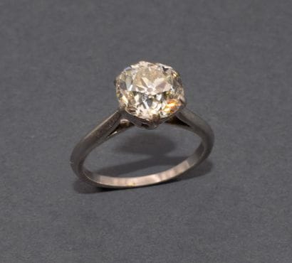 SOLITAIRE RING in platinum set with a natural...